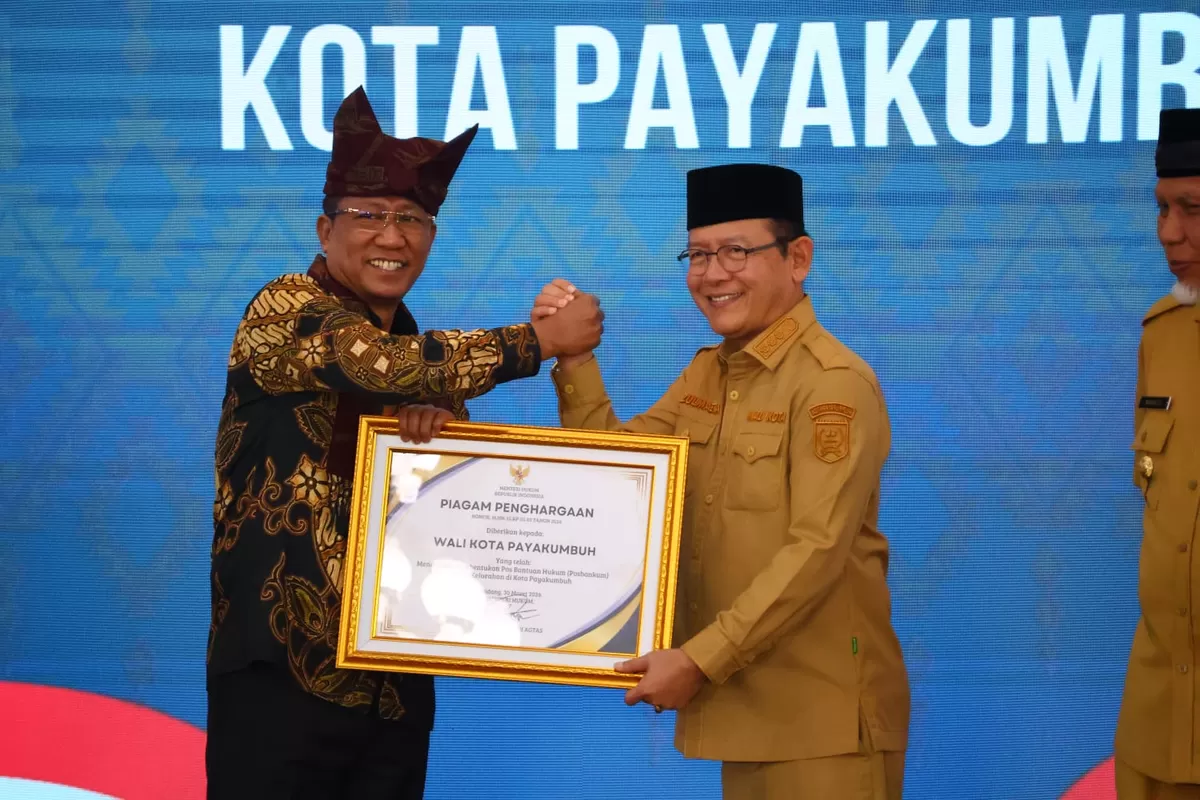 Wali Kota Payakumbuh, Zulmaeta (kanan, seragam dinas kuning), menerima Piagam Penghargaan dari Menteri Hukum RI, Supratman Andi Agtas (kiri, batik hitam berkopiah merah adat Minangkabau), dalam acara peresmian Pos Bantuan Hukum (Posbankum) nagari, desa, dan kelurahan se-Sumatera Barat di Auditorium Gubernur Sumbar, Padang, Senin (30/03/2026).