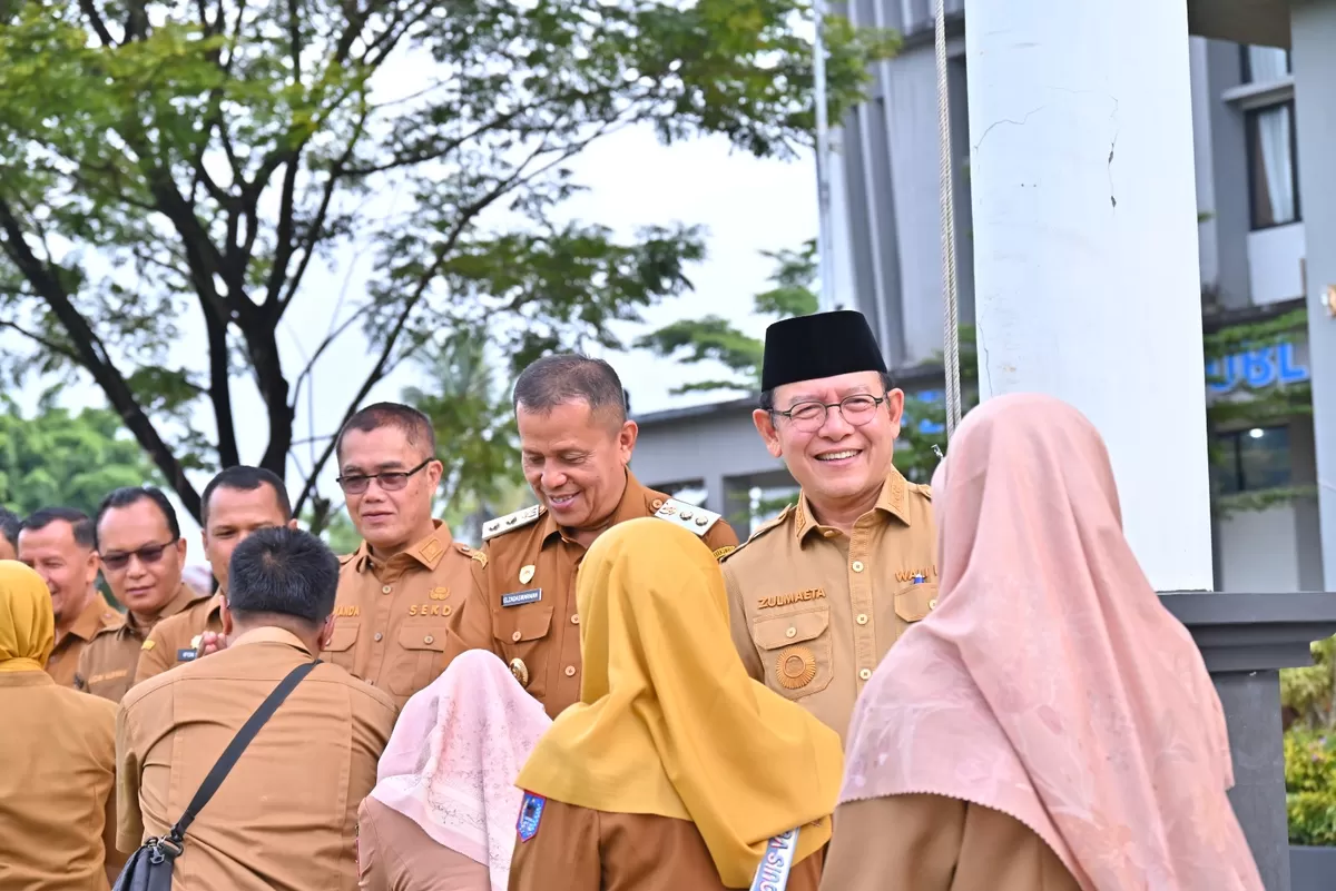 Wali Kota Payakumbuh, Zulmaeta (kanan, bertuliskan 