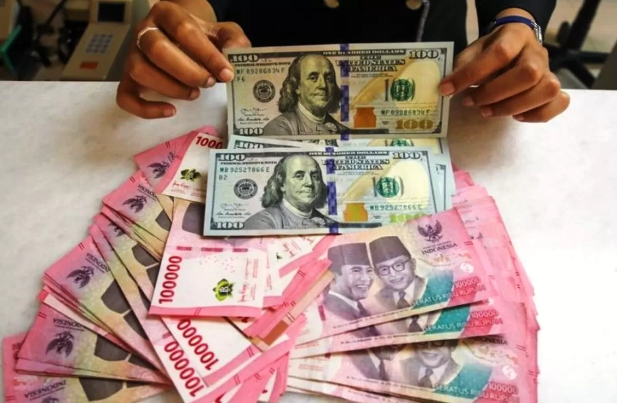 Dolar AS Menguat, Rupiah Terseret hingga Sentuh Rekor Terburuk Rp 17.310