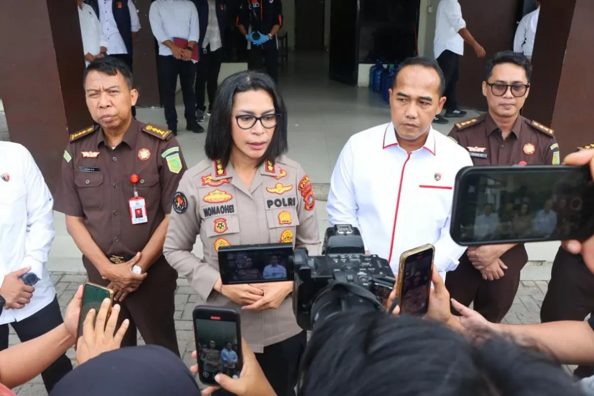 Dirreskrimum Polda Kepri, Kombes Pol Ronni Bonic bersama Kabid Humas Polda Kepri, Kombes Pol Nona Pricillia Ohei memberikan keterangan pers saat konstruksi kasus penganiayaan Bripda NS, Senin (27/4/2026).