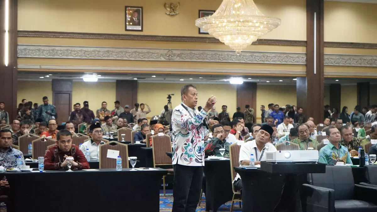Wakil Wali Kota Payakumbuh, Elzadaswarman (tengah, kemeja batik putih motif bunga), menyampaikan closing statement di hadapan ratusan wakil kepala daerah se-Indonesia dalam Bimtek ASWAKADA di Hotel Golden Boutique Kemayoran, Jakarta, Selasa (28/4/2026).