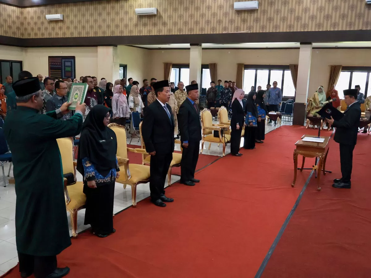 Suasana khidmat prosesi pengambilan sumpah jabatan JPT Pratama, Direktur Perusahaan Umum Daerah Air Minum Tirta Sago, dan Pejabat Fungsional lingkungan Pemerintah Kota Payakumbuh di Aula Josrizal Zain, Balai Kota Payakumbuh, Kamis (2/4/2026). 
