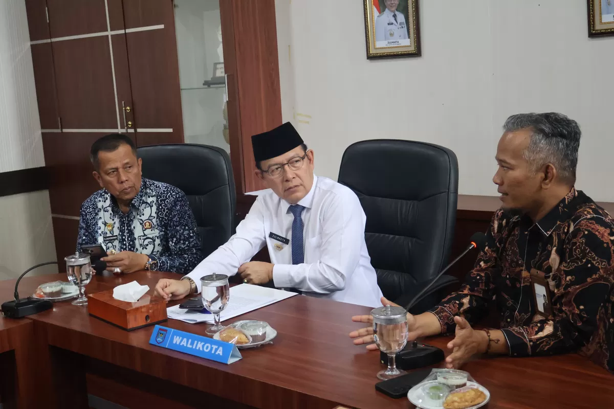 Wali Kota Payakumbuh Zulmaeta (tengah, kemeja putih) didampingi Wakil Wali Kota Elzadaswarman (kiri, batik biru) dan Kepala Perwakilan Ombudsman RI Sumbar Adel Wahidi (kanan, batik cokelat) dalam forum koordinasi sosialisasi penilaian maladministrasi di Balai Kota Payakumbuh, Kamis (2/4/2026).