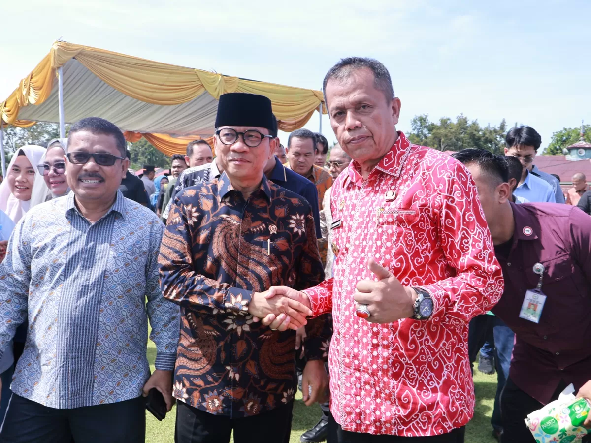 Wakil Wali Kota Payakumbuh, Elzadaswarman (kanan, batik merah), berjabat tangan dengan Mendes PDT Yandri Susanto (tengah, batik cokelat hitam) dalam kunjungan kerja di Desa Cubadak Aia Utara, Pariaman, Sabtu (4/4/2026)