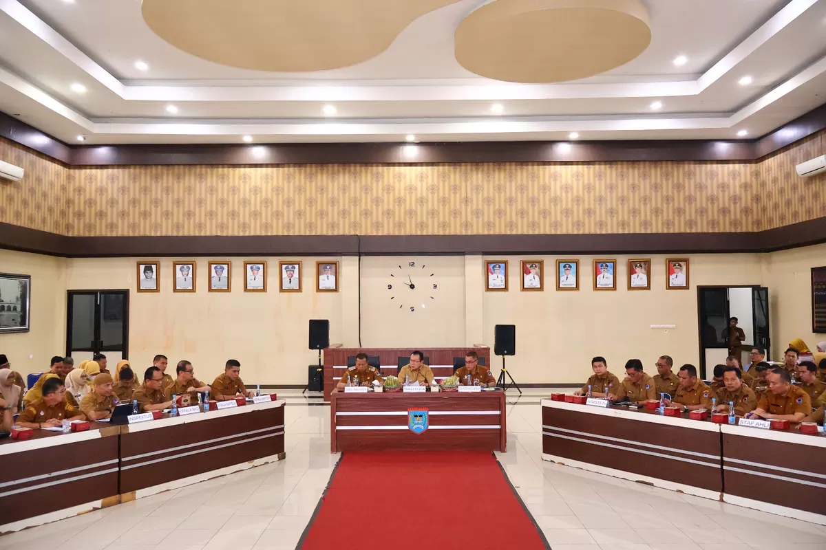 Wali Kota Payakumbuh Zulmaeta (tengah, nameplate 