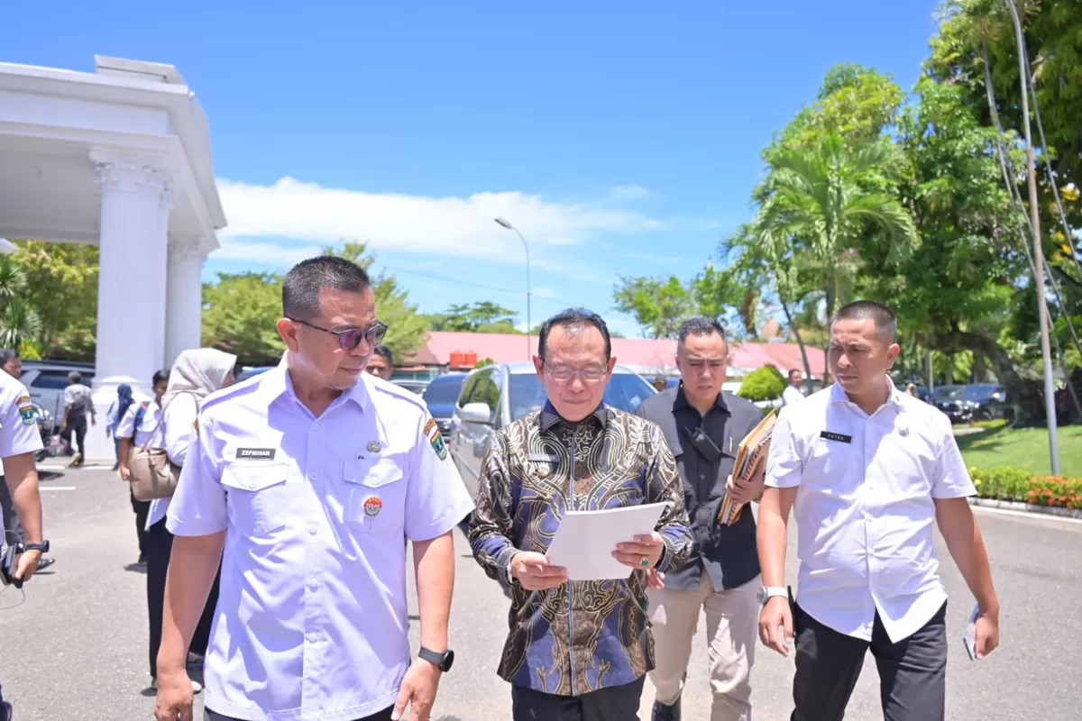 Wali Kota Payakumbuh Zulmaeta didampingi jajaran berjalan menuju lokasi kegiatan saat menghadiri Musrenbang RKPD Provinsi Sumatera Barat tahun 2027 di Padang, Rabu (08/04/2026).