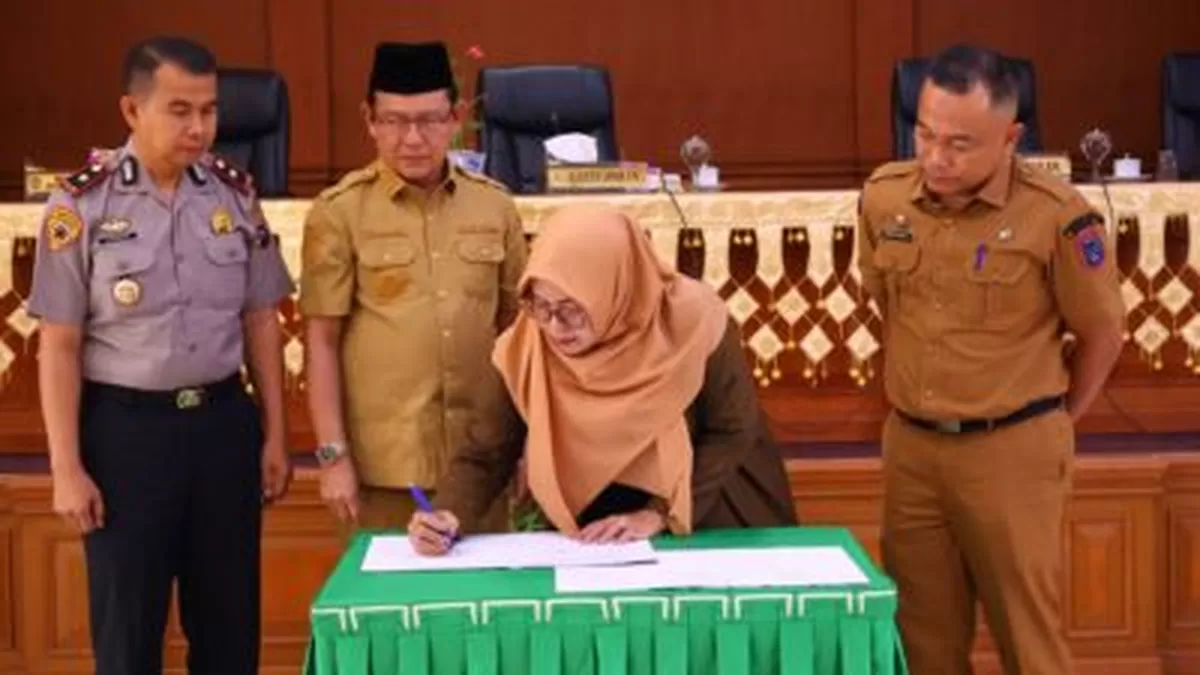 Pimpinan DPRD Kota Payakumbuh menandatangani berita acara persetujuan Ranperda pencabutan Perda RDTR Nomor 2 Tahun 2018 dalam rapat paripurna di ruang sidang DPRD Payakumbuh, Senin (13/4/2026), disaksikan Wali Kota Zulmaeta dan unsur Forkopimda.  Deskripsi: Pimpinan DPRD Kota Payakumbuh menandatangani berita acara persetujuan Ranperda pencabutan Perda RDTR Nomor 2 Tahun 2018 dalam rapat paripurna di ruang sidang DPRD Payakumbuh, Senin (13/4/2026), disaksikan Wali Kota Zulmaeta dan unsur Forkopimda.
