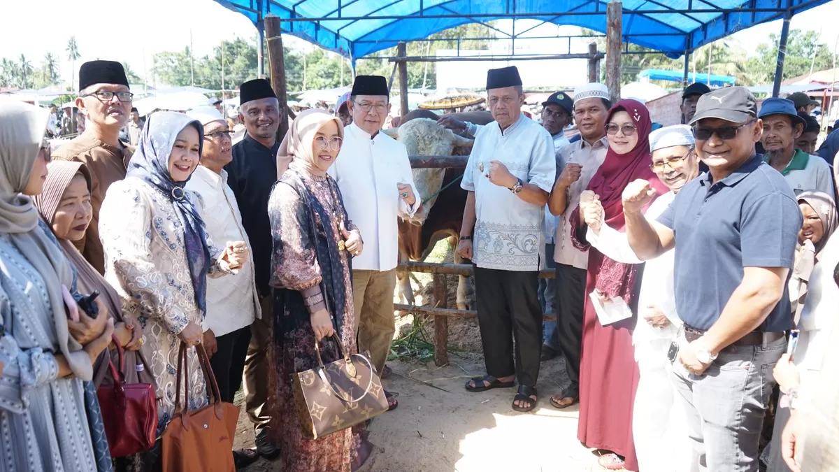 Wali Kota Payakumbuh Zulmaeta bersama Forkopimda dan masyarakat menghadiri penyembelihan sapi kurban bantuan Presiden RI Prabowo Subianto di Masjid Al-Mutawahidah, Payakumbuh Utara, Rabu (27/5/2026).