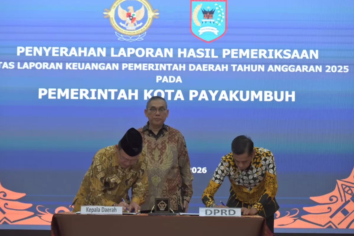 Wali Kota Payakumbuh Zulmaeta (kiri, nameplate 