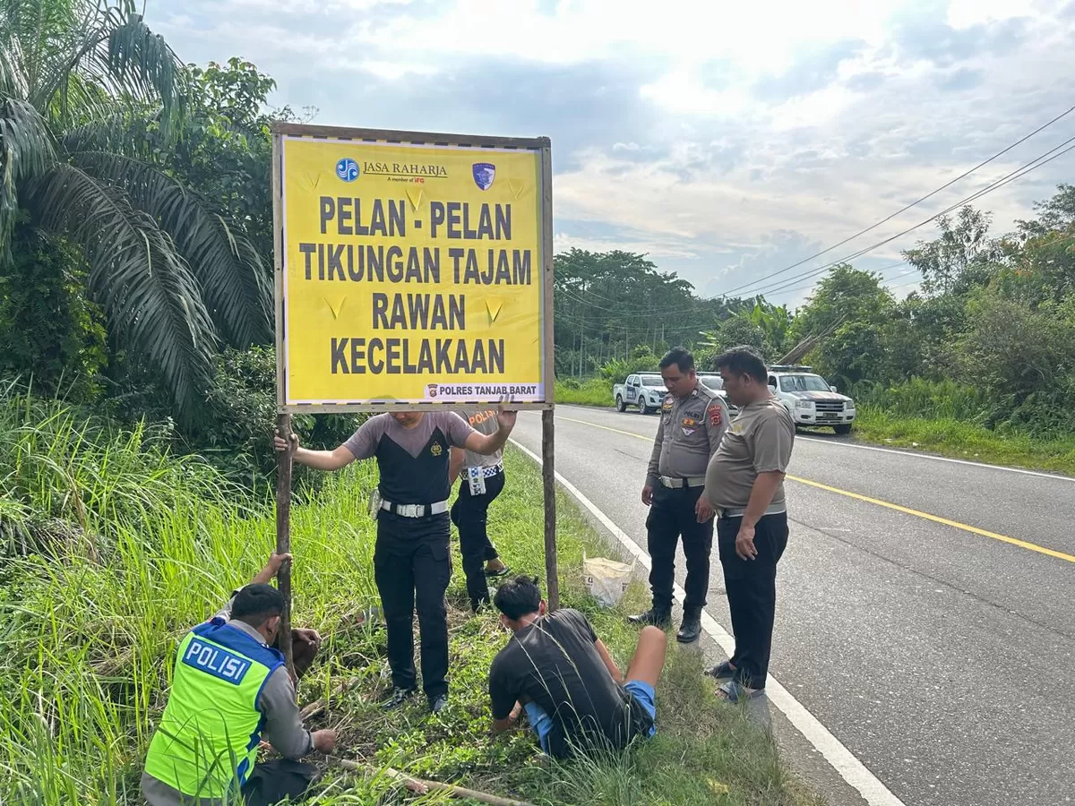 Jasa Raharja Bersama Polres Lakukan Pemasangan Spanduk di Titik Rawan Kecelakaan. (Doc. Humas JR)