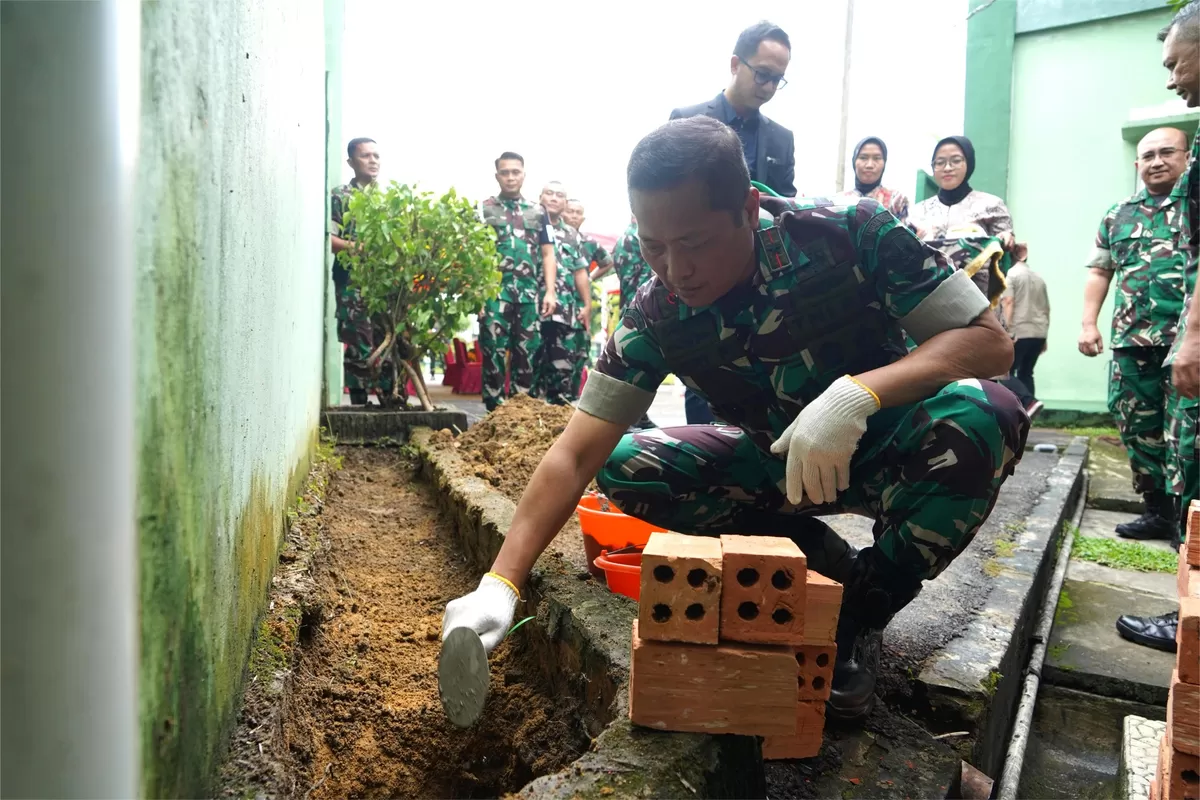 Danrem 042/Gapu Letakkan Batu Pertama Rehab Perluasan Masjid At Taqwa Korem 042/Gapu. (Doc. Penrem 042/Gapu)