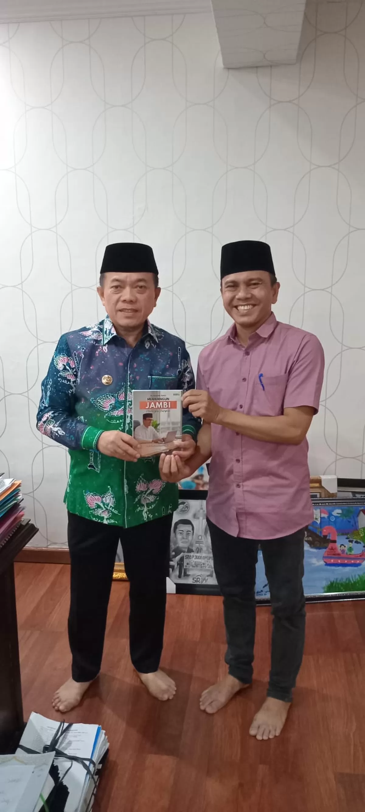 Dr. FAHMI RASID berikan cinderamata buku kepada Gubernur Al Haris. (Doc. FR)