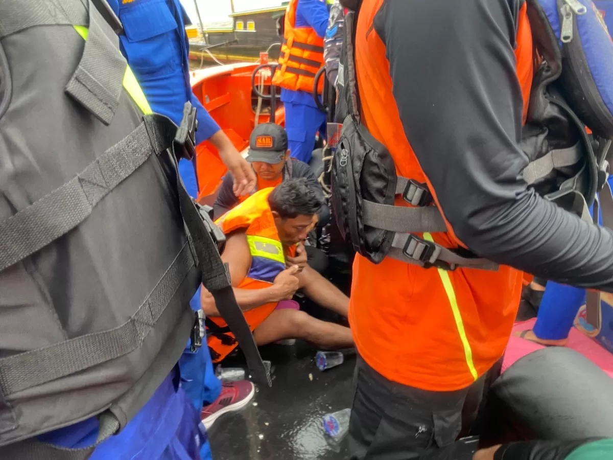 Tim SAR Gabungan selamatkan 3 ABK di Perairan Kuala Pangkal Duri. (Doc. SAR Jambi)