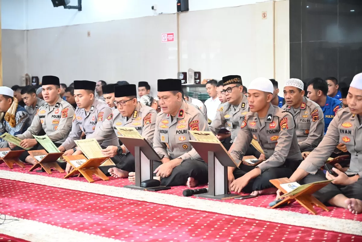 Personel Polda Jambi Khusyuk Ikuti Binrohtal Islam. (Doc. Humas Polda Jambi)
