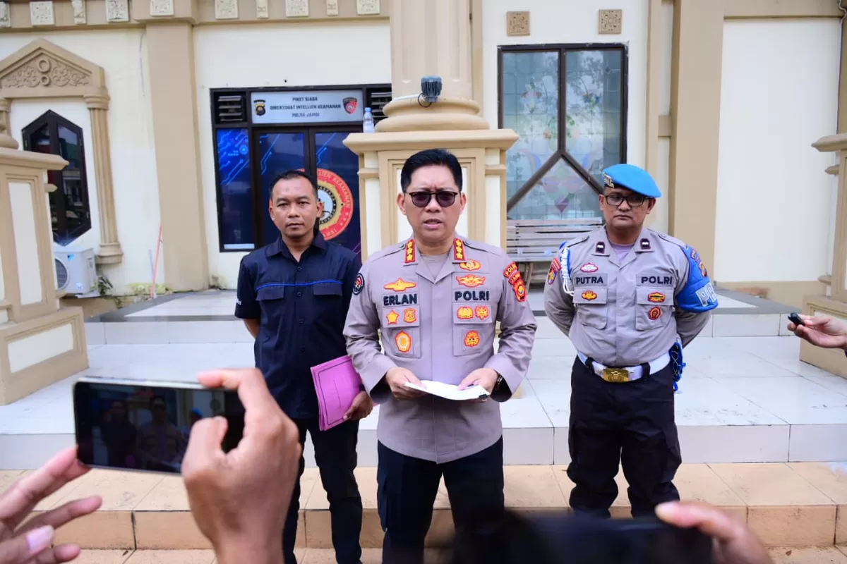 Kabid Humas Polda Jambi Kombes Pol. Erlan Munaji melaksanakan Konferensi Pers. (Doc. Humas Polda Jambi)