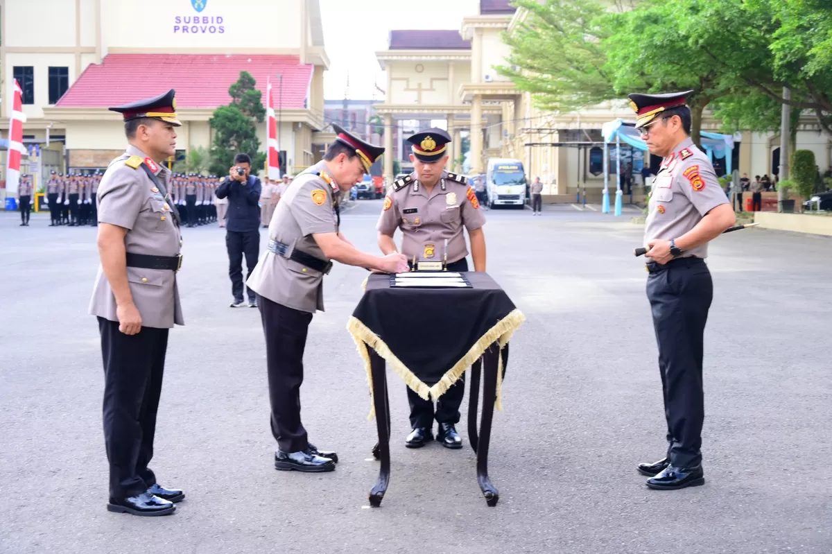 Kapolda Jambi Pimpin Sertijab Wakapolda, Brigjen Pol. B. Ali, S.H.,S.I.K Resmi Jabat Wakapolda Jambi. (Doc. Hms Polda Jambi)