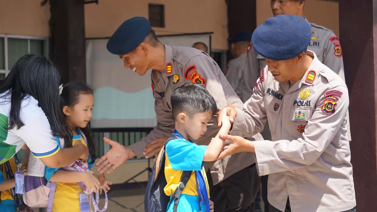 Preschool Field Trip TK Kurnia Global School Kunjungi Satbrimob Polda Jambi. (Doc. Humas Polda Jambi)