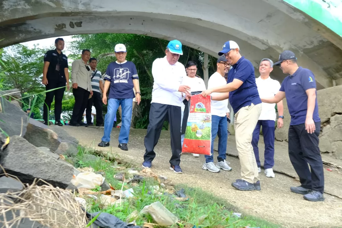 Wagub Sani Pimpin Gotong Royong Massal Gerakan Indonesia ASRI di Danau Sipin. (Doc. Sobirin)