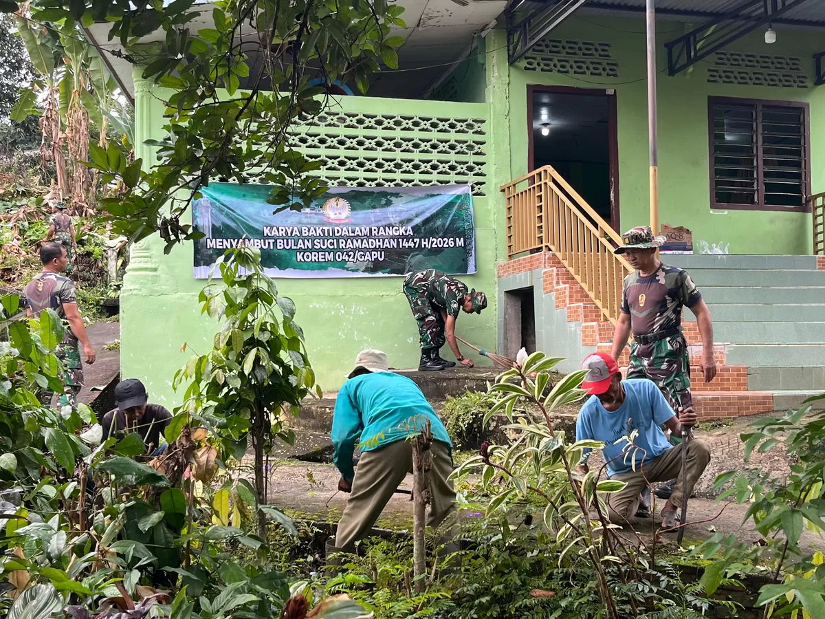TNI–Rakyat bersihkan tempat ibadah sambut Bulan Suci Ramadhan. (Doc. Penrem 042/Gapu)