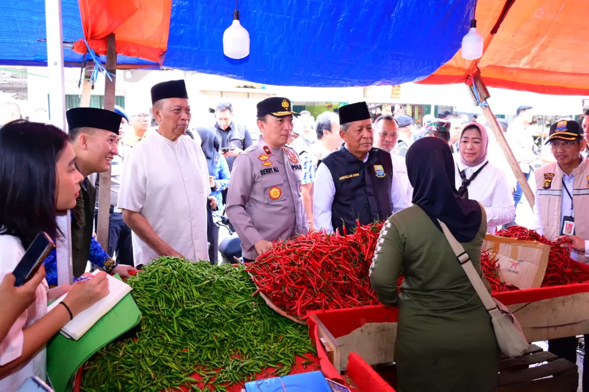 Wakapolda Jambi Bersama Satgas Pangan Sidak Pasar Angso Duo Jelang Ramadan 1447 H. (Doc. Humas Polda Jambi)