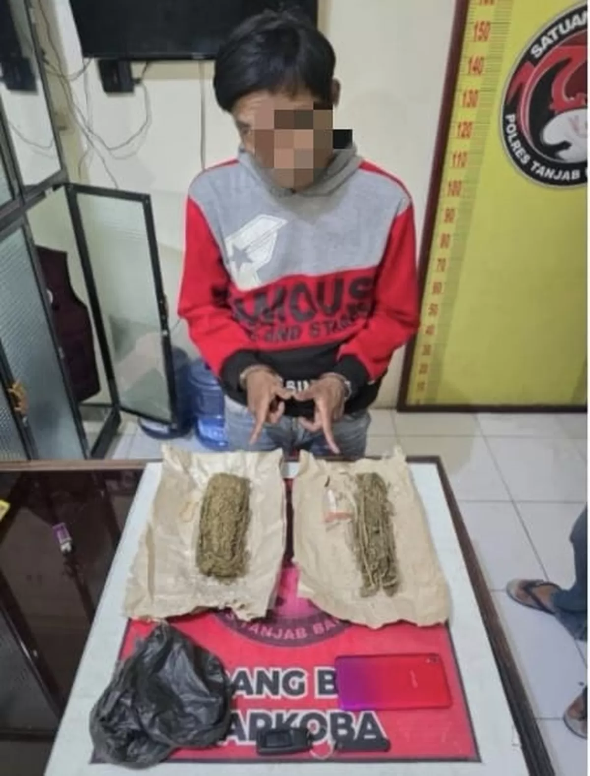 Polres Tanjab Barat Ringkus Pengedar Ganja di Area Pemakaman. (Doc. Humas Polres Tanjab Barat)