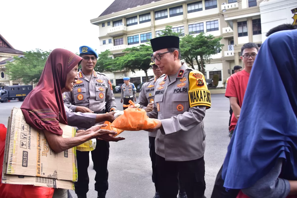 Polda Jambi Berbagi Berkah Ramadhan Ratusan Paket Takjil serta Sembako. (Doc. Humas Polda Jambi)