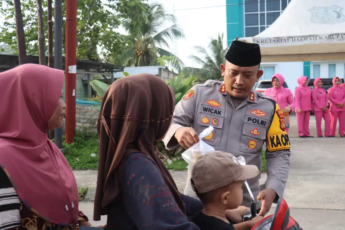Kapolres Tanjab Barat Bersama Bhayangkari Bagi-Bagi Takjil Kepada Masyarakat. (Doc. Humas Polres Tanjab Barat)