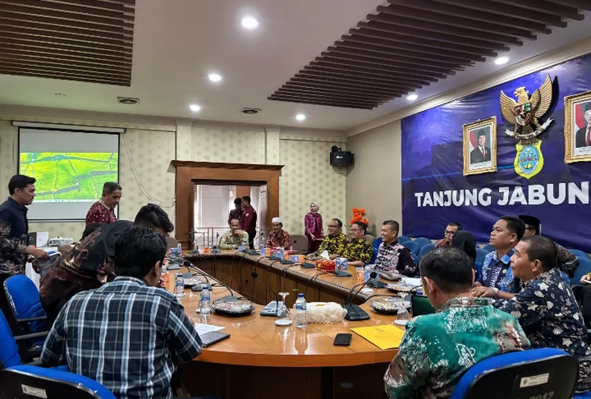 Pansus I DPRD Jambi Bersama Bupati Tanjabtim Bahasa Terkait Percepatan Realisasi PI 10 Persen. (Doc.Hms DPRD Jambi)