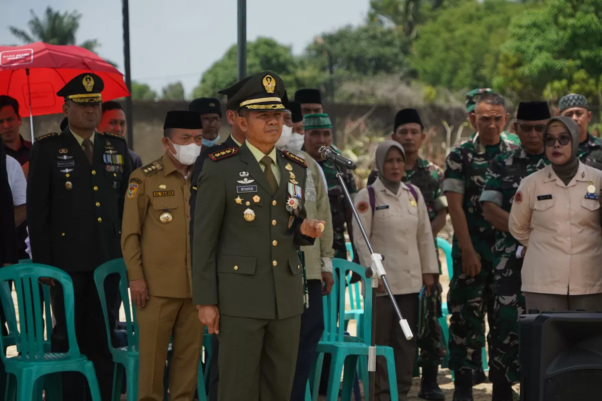 Danrem 042/Gapu Pimpin Pemakaman militer Almarhum Kolonel Inf (Purn) Sutrisno. (Doc. Penrem 042/Gapu)