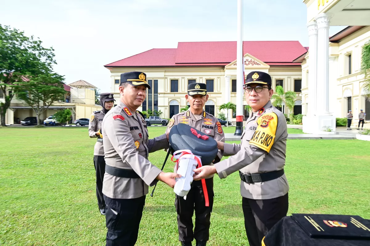 Wakapolda Jambi Serahkan Kendaraan Dinas Pamapta kepada Polresta Jambi. (Doc. Humas Polda Jambi)