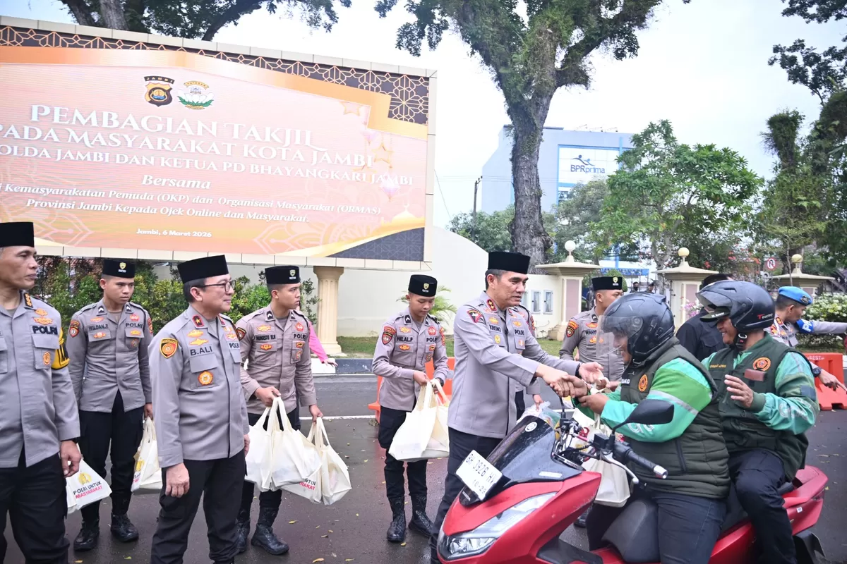 Kapolda Jambi Bersama Bhayangkari, OKP dan Ormas Bagikan Takjil kepada Masyarakat dan Ojek Online. (Doc. Humas Polda Jambi)