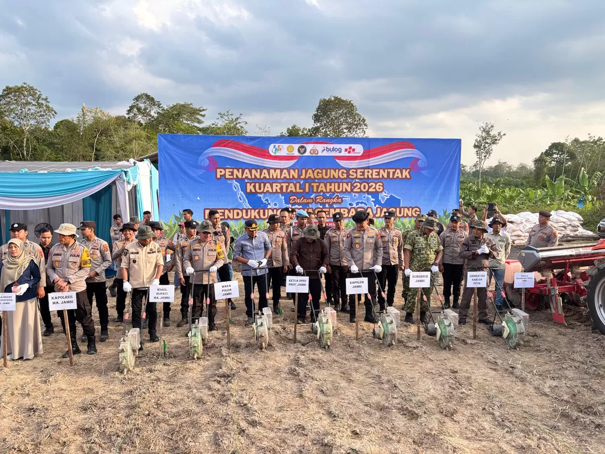 Kapolres Muaro Jambi dampingi Kapolda Jambi dan Forkopimda Tanam Jagung Serentak di Desa Ibru. (Doc. Humas Polres Muaro Jambi)