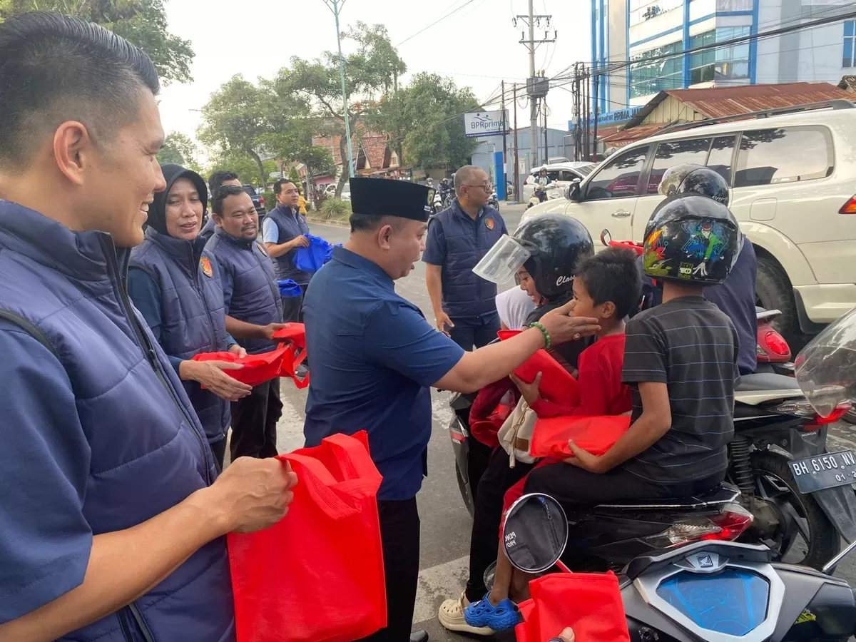 Ditresnarkoba Polda Jambi Bagikan Takjil kepada Masyarakat. (Doc. Humas Polda Jambi)
