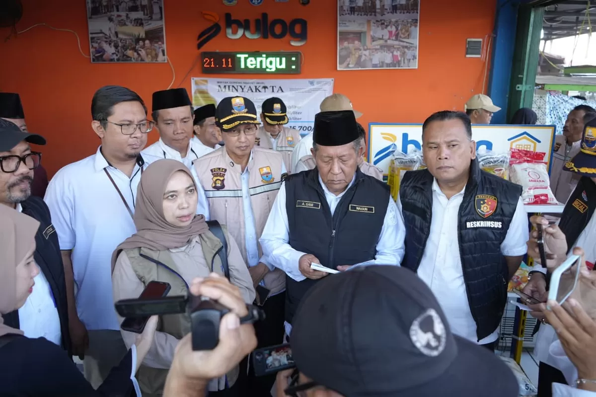 Polda Jambi bersama Satgas Pangan Pantau Harga Sembako di Pasar Angso Duo. (Doc. Humas Polda Jambi)