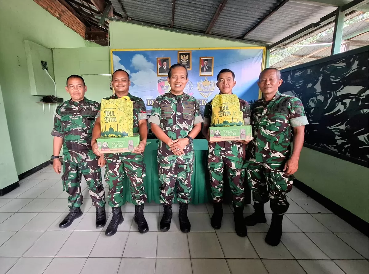 Dandenkomlekrem 042 Beri Bingkisan Lebaran kepada Prajurit. (Doc. SL)