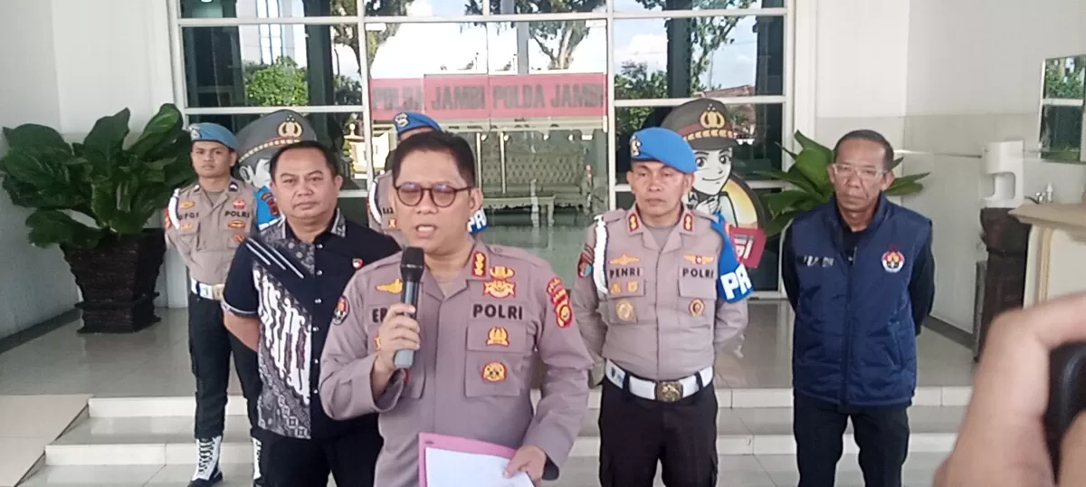 Doorstop Pres Release dipimpin langsung oleh Kabid Humas Polda Jambi Kombes Pol. Erlan Munaji didampingi oleh Dirresnarkoba Kombes Pol. Dewa Palguna.(Doc.Humas)