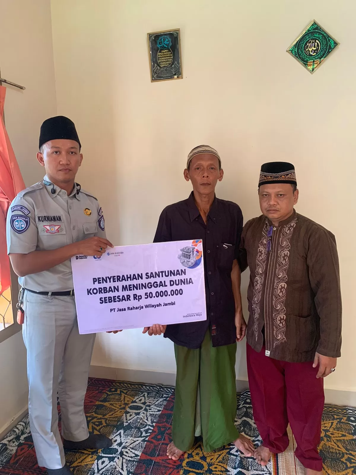 Jasa Raharja Jambi Gerak Cepat Serahkan Santunan Korban Laka Lantas di Depan UNJA Mendalo. (Doc. Humas JR)