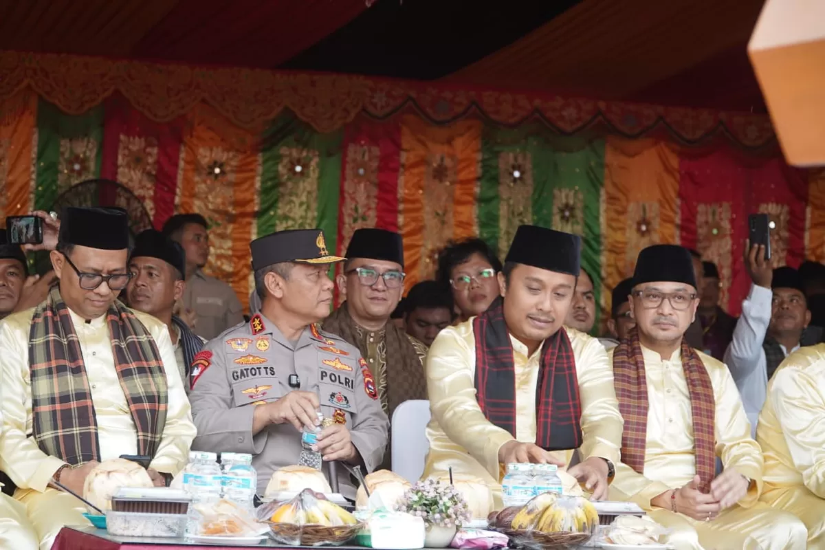 Kadis Kominfo Wakili Gubernur Jambi Hadiri Perhelatan Hoyak Tabuik di Pantai Gandoriah. (Doc. Diskominfo Provinsi Jambi)