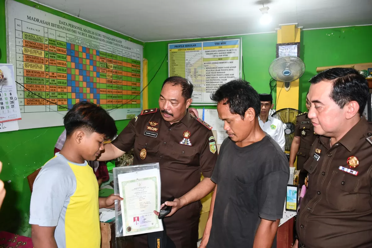 Kajati Jambi Sugeng Hariadi Lunasi Tunggakan Sekolah Dua Siswa Kurang Mampu. (Doc. Kjt)