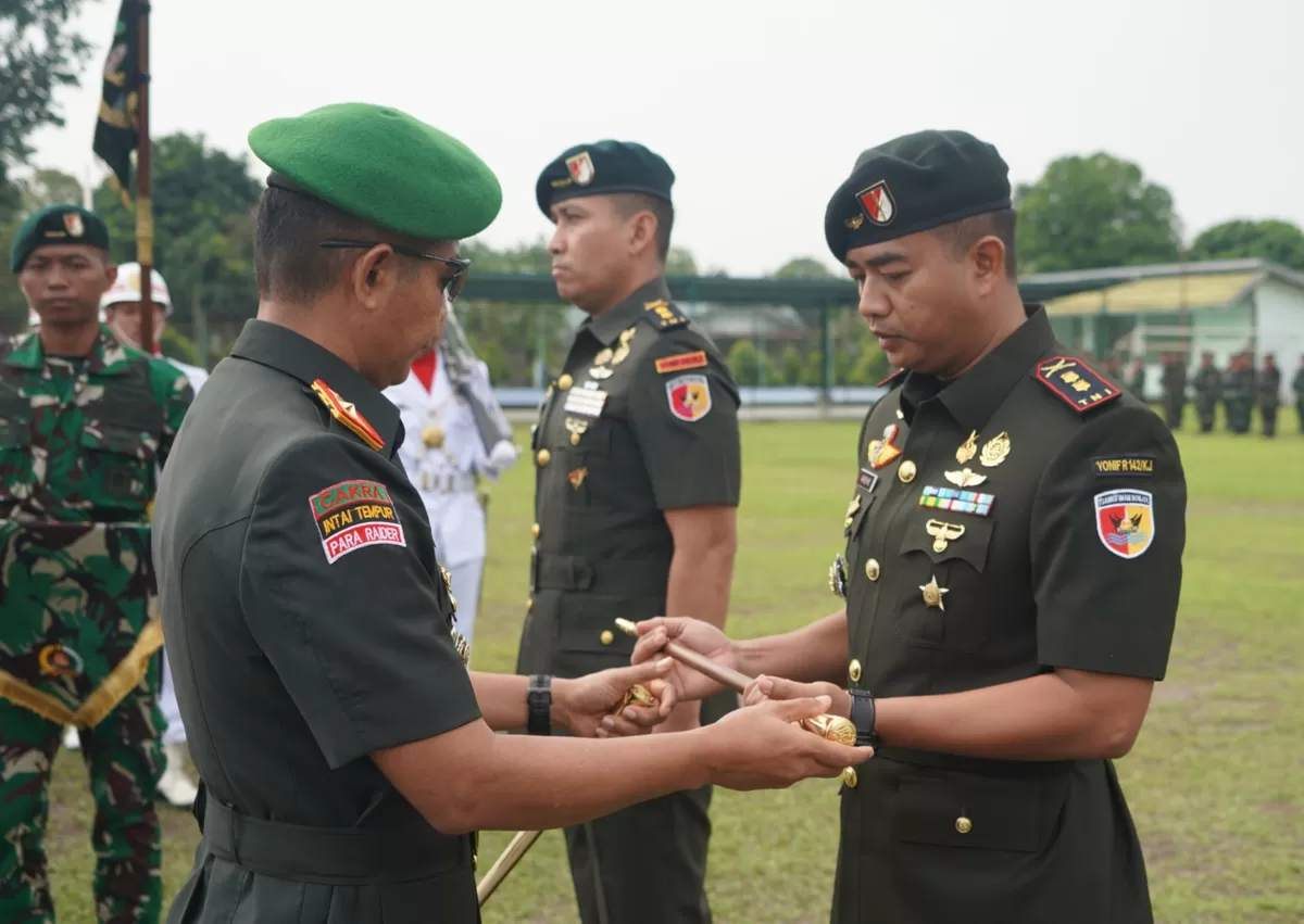 Tongkat Komando Yonif 142/Ksatria Jaya Resmi Berganti. (Doc.Penrem 042/Gapu)