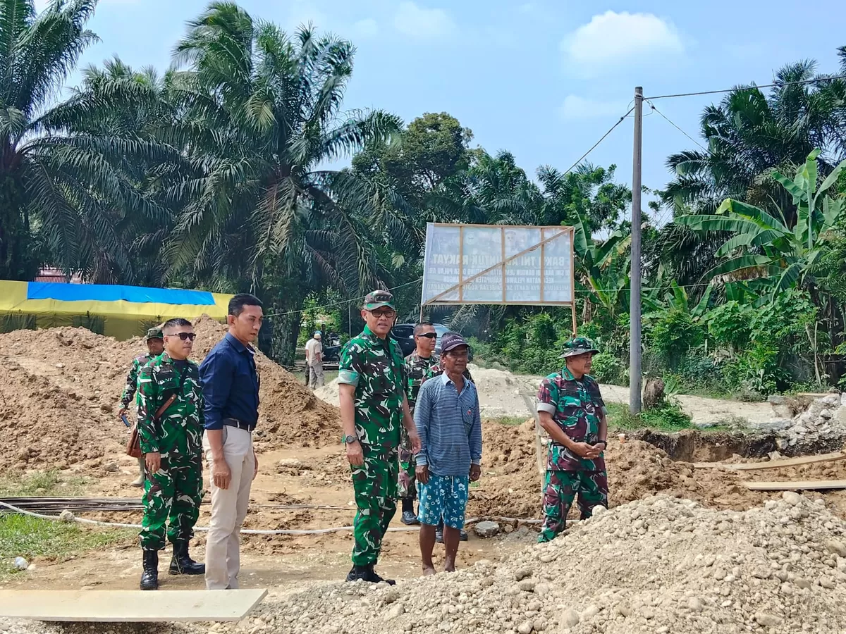 Kasiter Korem 042/Gapu Tinjau Pembangunan Jembatan Program Karya Bakti Skala Besar TA 2026 di Sarolangun. (Doc.Penrem 042/Gapu)
