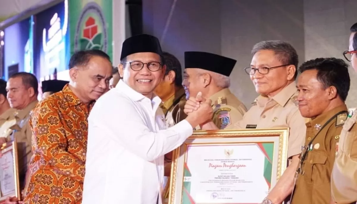 Mendes PDTT Abdul Halim Iskandar saat memberikan penghargaan dalam acara Rapat Koordinasi Nasional Program Inovasi Desa (Rakornas PID) Tahun Anggaran 2019 pada tanggal 24-27 November di Hotel Merlynn Park, Jakarta.(ist)