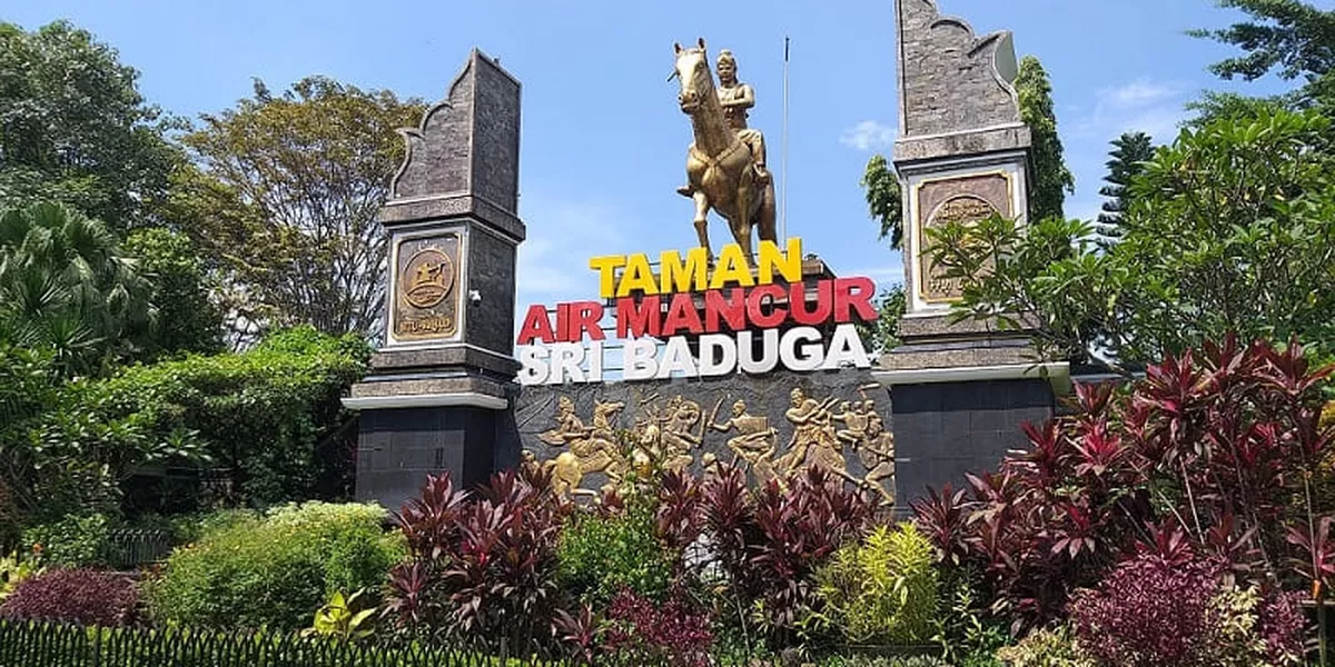 Taman Air Mancur Sri Baduga (Situ Buleud). Mayoritas penduduk Purwakarta beragama apa? Sisanya menganut agama lain seperti Kristen, Buddha, dan Hindu. Budaya Sunda tetap mendominasi. (Ayopurwakarta.com/Dede Nurhasanudin)