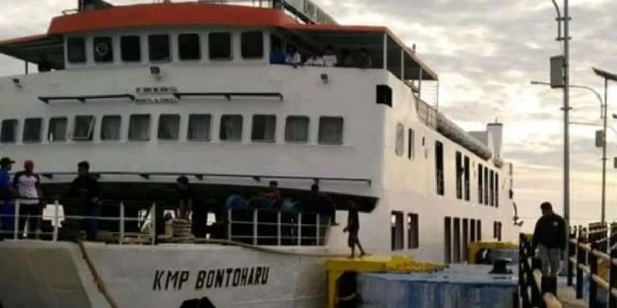 KMP Bontoharu direkam saat berlabuh di Pelabuhan Kasipute, Bombana, Sulawesi Tenggara  (Istimewa)