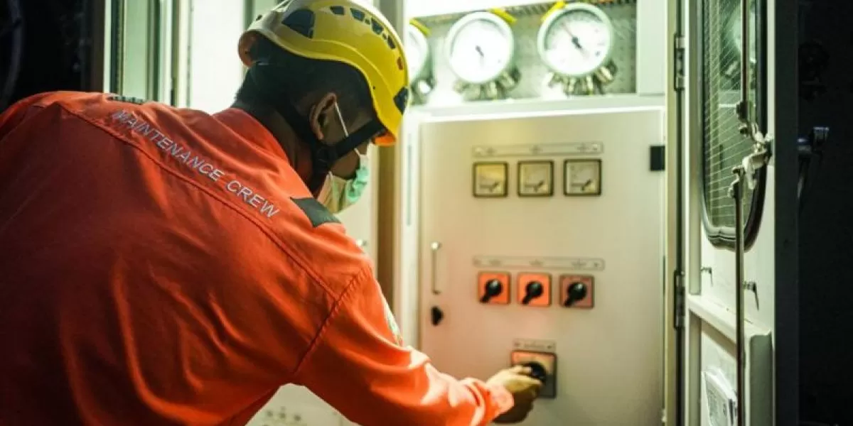 Petugas PLN mengoperasikan salah satu komponen di proyek Gardu Induk Tegangan Ekstra Tinggi (GITET) Grati, Pasuruan, Jatim.(ANTARA/HO-PLN UIT JBM)