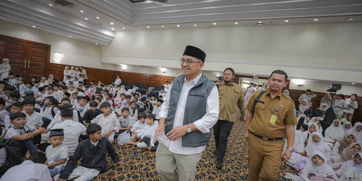 Wali Kota Bandung, Muhammad Farhan  menghadiri program Ramadan 1447 Hijriah bertajuk &ldquo;Bahagiakan 1000 Anak Yatim&rdquo; yang diselenggarakan Yayasan Darul Hikam di Hotel Ultima Horison Bandung, Senin, 9 Maret 2026 (Foto: Dok. Diskominfo Kota Bandung)