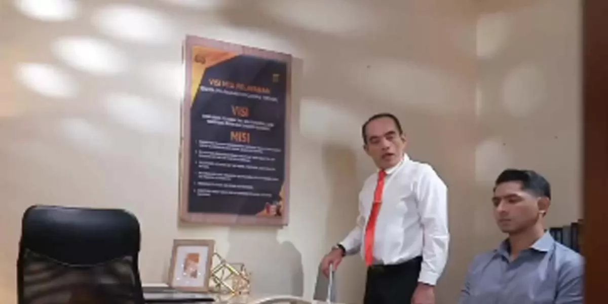 Sena ketika berada di kantornya kena marah. Karena operasinya kali ini mengalami kegagalan. (Gorajuara/ Instagram @rctilayardramaindonesia)