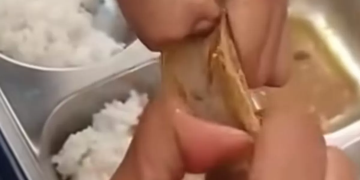 Daging sapi masih alot dibagikan di menu MBG Sumber Jaya, Lampung Barat. (Instagram/lawanglampung)