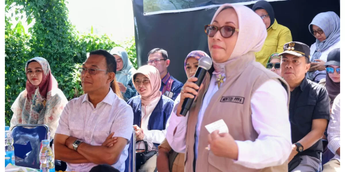 Menteri PPPA RI Arifatul Choiri Fauzi, saat kanker ke Tapsel dan mengunjungi pengungsian Marsada, Desa Marsada, Kecamatan Sipirok, Kabupaten Tapsel&nbsp; ( Realitasonline.id/Riswandy)