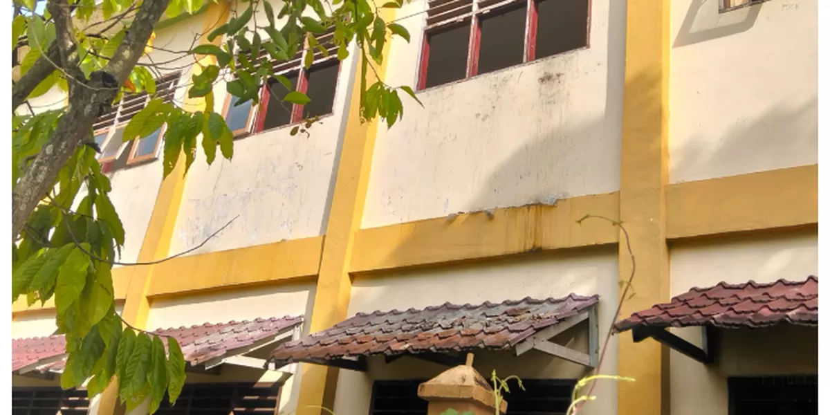 Jendela SMKN 1 Lubuk Pakam dalam kondisi bolong dan asbes ambrol (Realitasonline.id/zul)